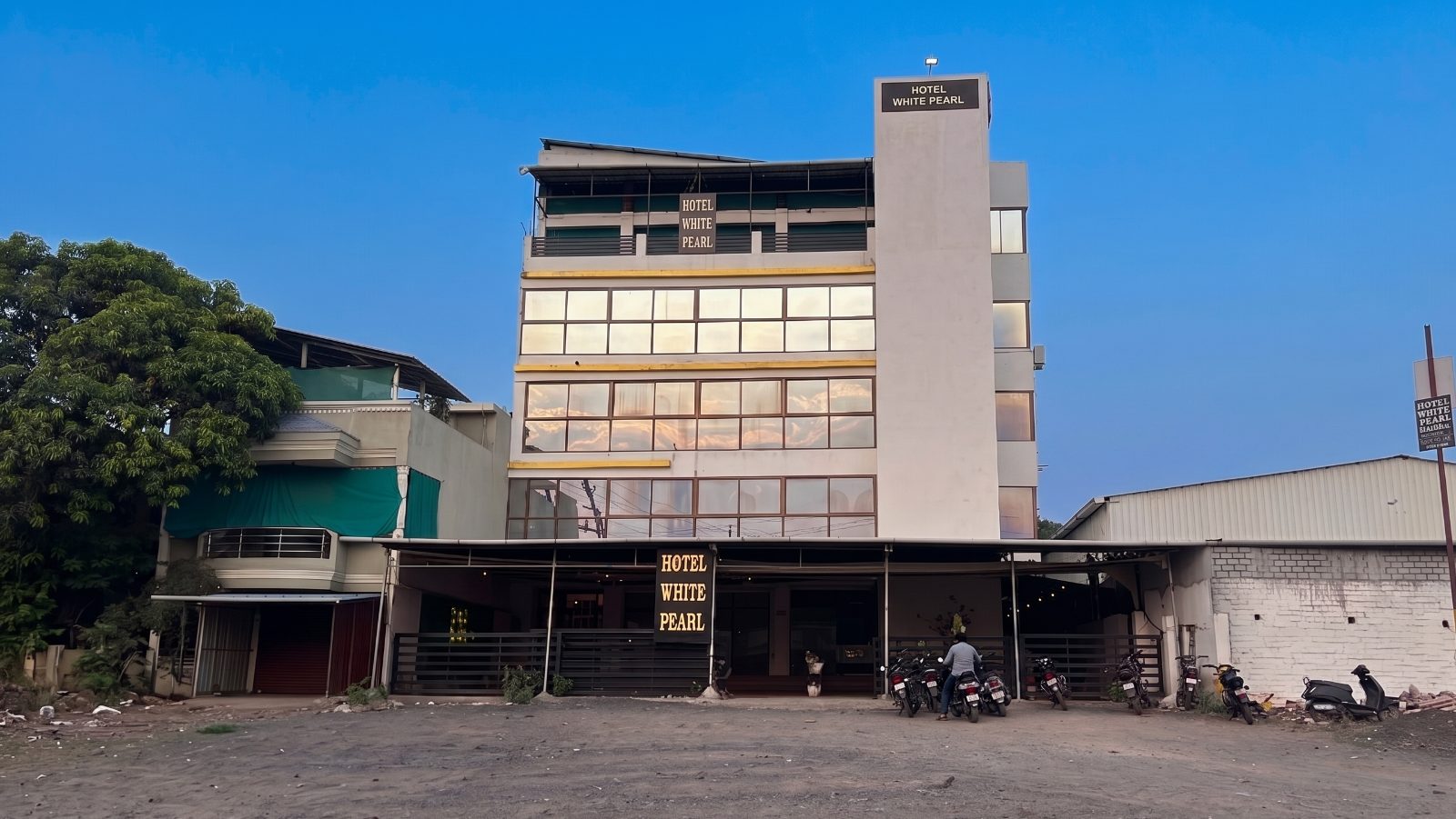 Hotel White Pearl exterior